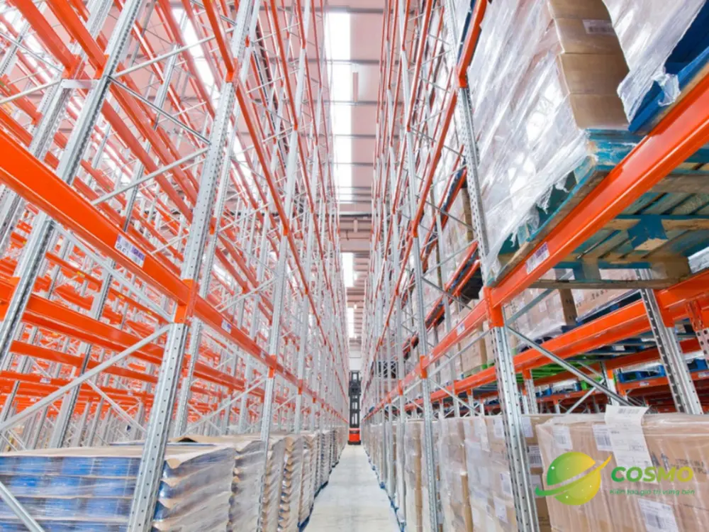 Ứng dụng Kệ để hàng lối đi hẹp VNA trong kho Logistics