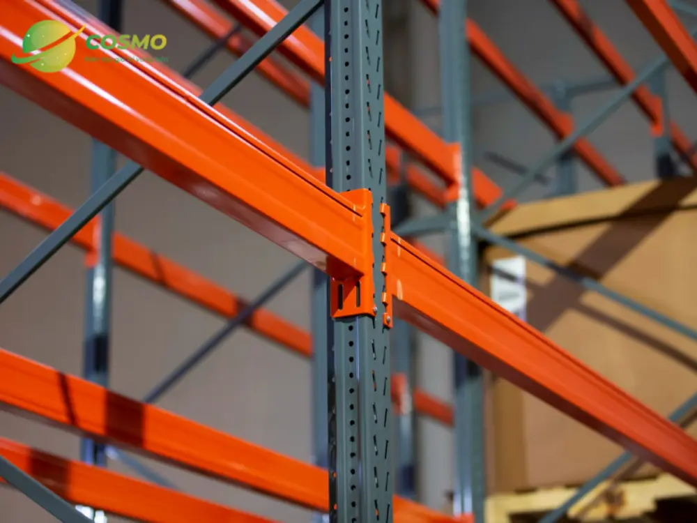 Cần đảm bảo beam được gắn cân đối giữa các trụ và cố định bằng chốt an toàn hoặc chốt khóa chuyên dụng