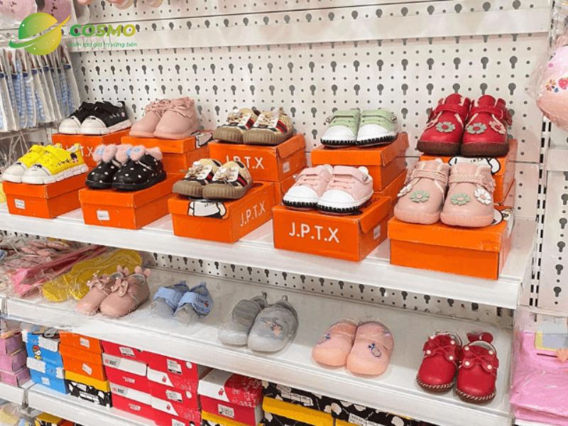 Kệ tôn liền trưng bày giày dép bình dân