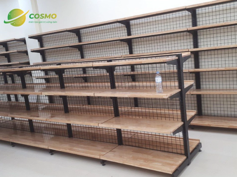 Kệ đồ siêu thị lưới mâm gỗ là sự kết hợp hoàn hảo giữa thiết kế lưng lưới thông thoáng và mâm gỗ sang trọng