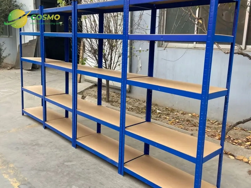 Kệ trung tải 5 tầng có khả năng chịu tải từ 200kg đến 500kg mỗi tầng 