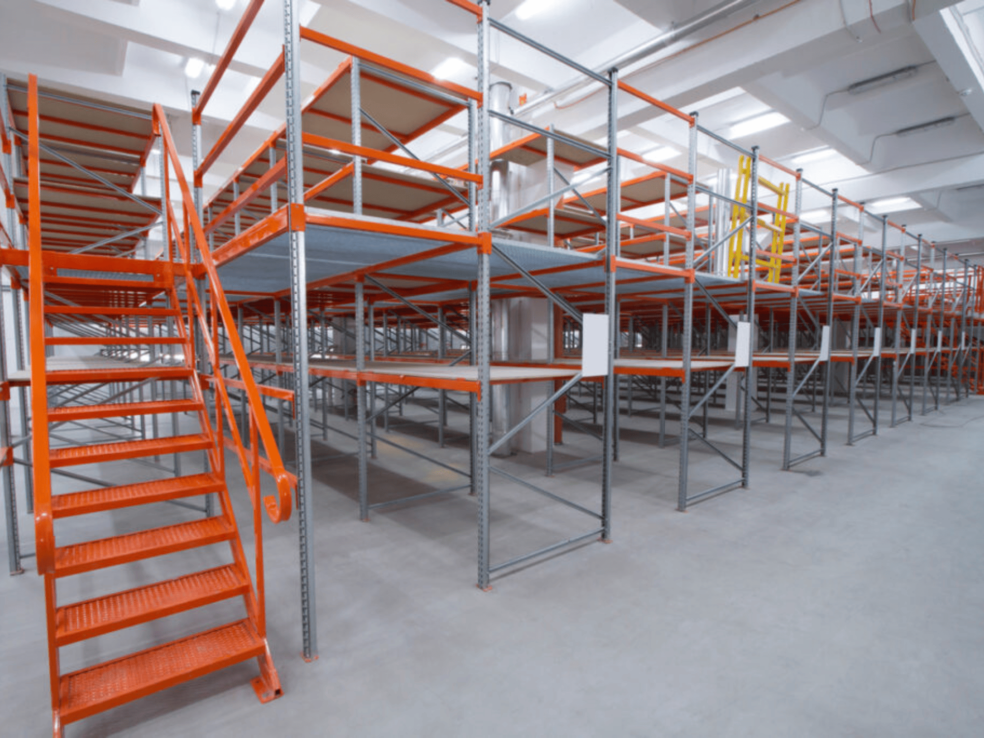 Kệ sàn Mezzanine là gì? Giải pháp tối ưu không gian kho hàng hiệu quả